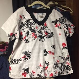 UA Scrub top Large, Christmas themed. Mistletoe.